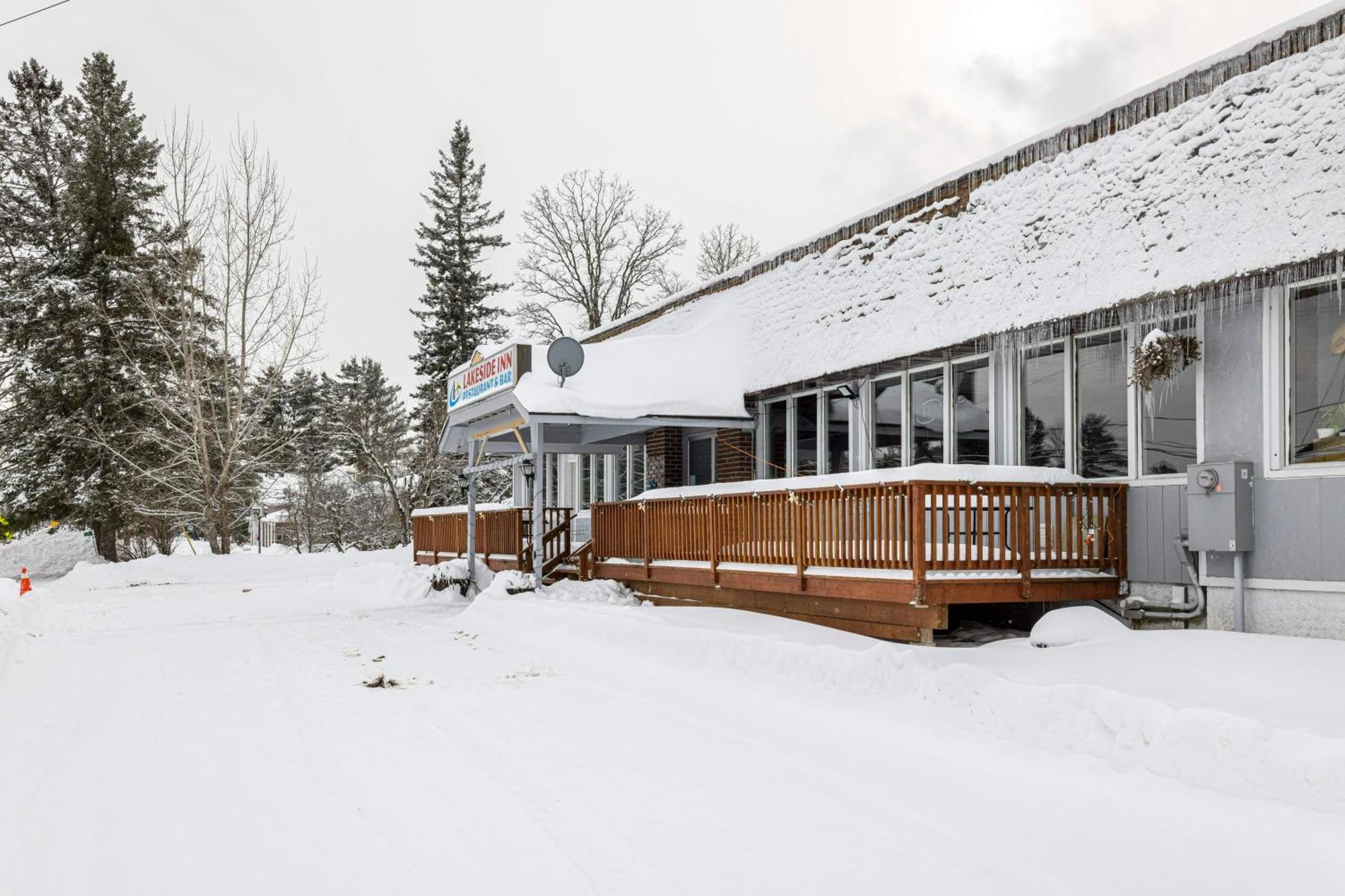 Lakeside Inn Cloyne Exterior photo