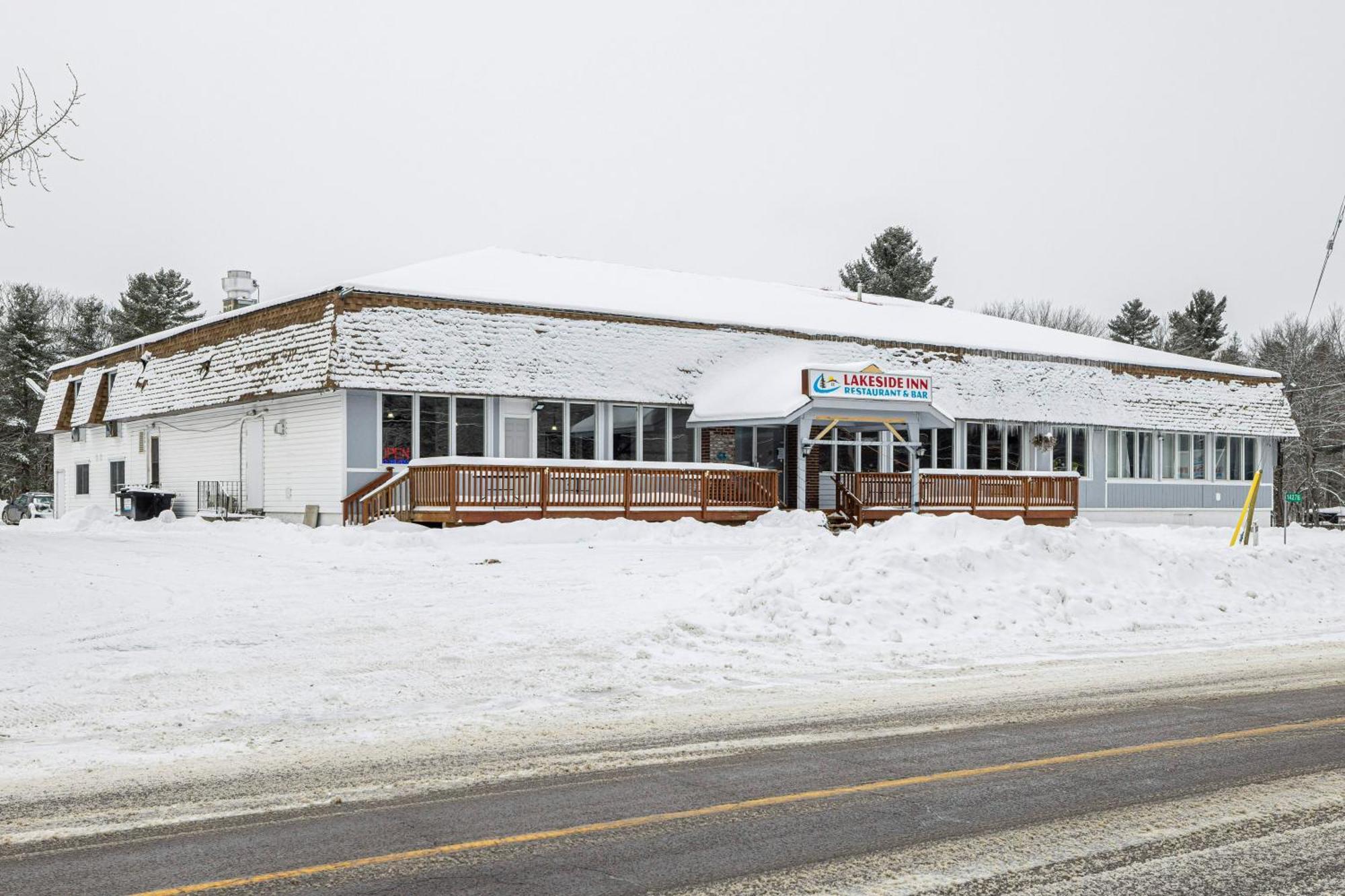 Lakeside Inn Cloyne Exterior photo